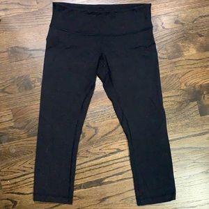 Black 6 Lululemon Cropped Wunder Under Leggings